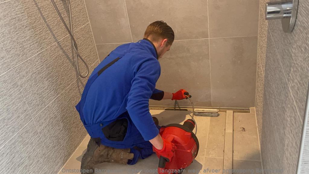 Water loopt langzaam weg: afvoer ontstopping Barneveld