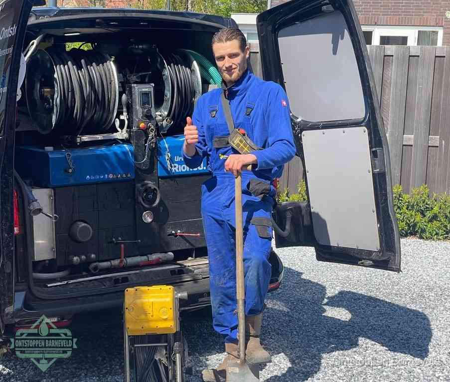 Een tevreden monteur met opgestoken duim naast de bestelbus, slim ingrijpen bespaart kosten bij een verstopte afvoer in Barneveld