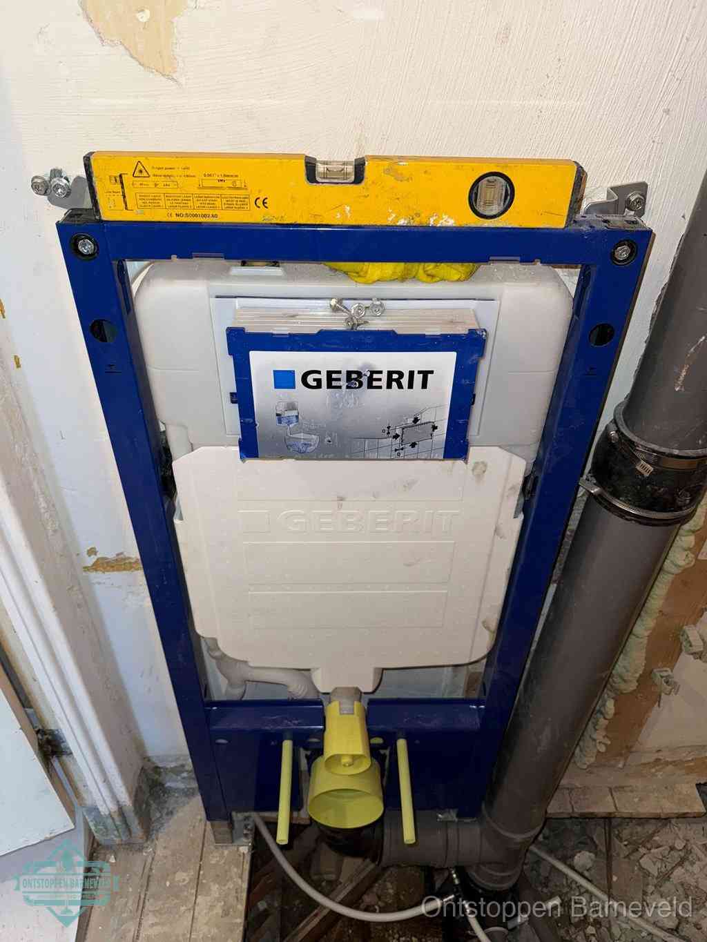 Een Geberit inbouwreservoir met frame voor een hangtoilet tegen de wand, met de afvoerbocht naar de vloer, kenmerkend voor een verstopt hangtoilet in Barneveld
