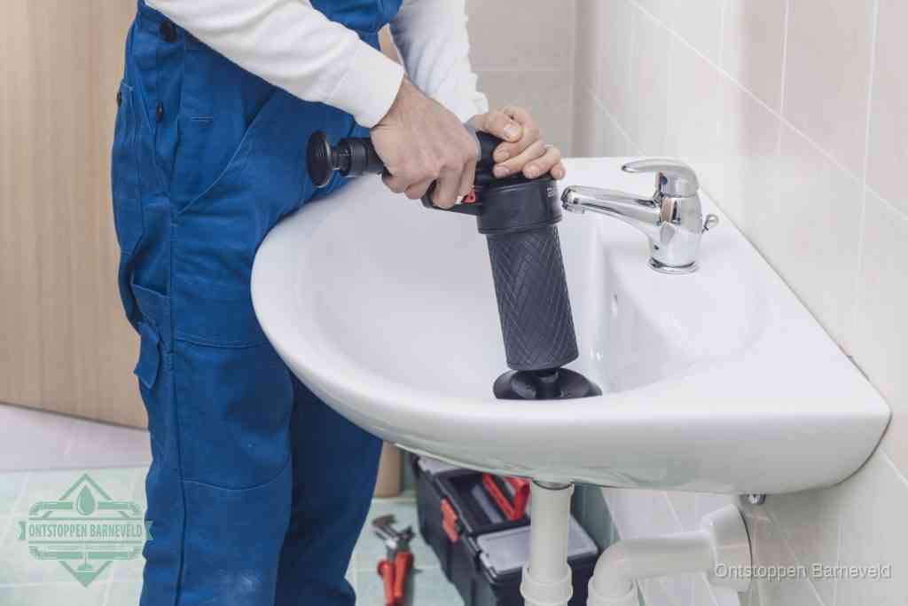 Een te ruwe doe-het-zelf poging met een hand-pomp op de afvoer van een badkamer-wastafel, een van de veelgemaakte fouten bij afvoer ontstoppen in Barneveld